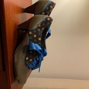 Size 6 poetic license heels polka dot and ribbon laces